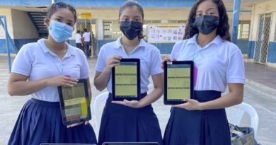 Estudiantes sosteniendo tablets de las aulas digitales del MINED