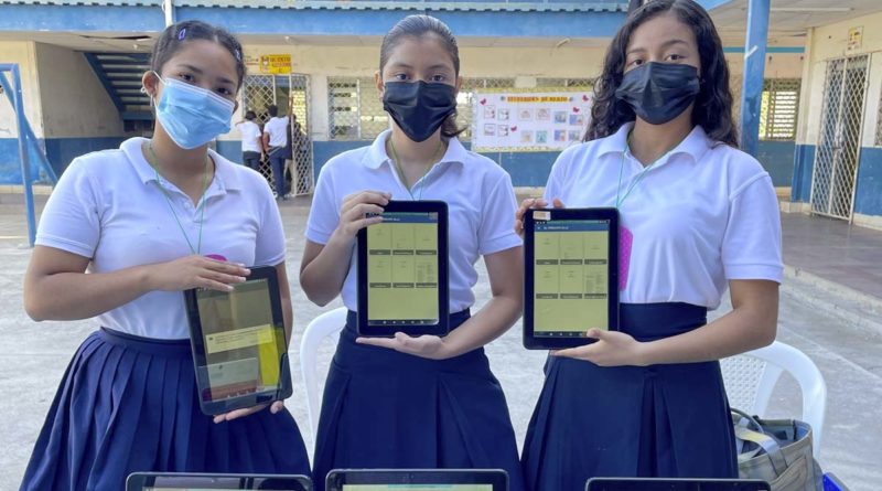 Estudiantes sosteniendo tablets de las aulas digitales del MINED