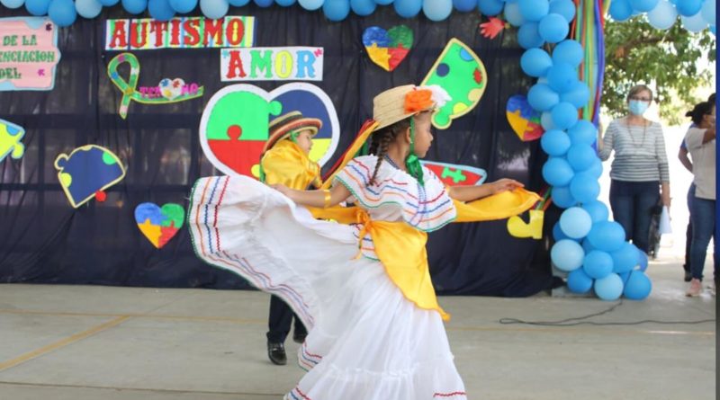 Estudiantes de la escuela especial Melania Morales realizan baile tradicional en conmemoración al día internacional de concientización del autismo
