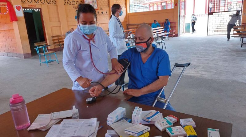 Personal médico del Ministerio de Salud brindando atención en el SPN de Estelí