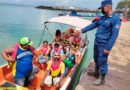 Efectivo militar de la Fuerza Naval nicaragüense en inspecciones de normas de seguridad a pasajeros de una lancha.
