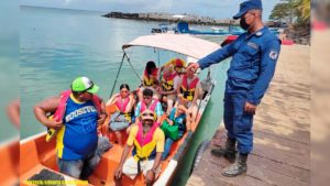 Efectivo militar de la Fuerza Naval nicaragüense en inspecciones de normas de seguridad a pasajeros de una lancha.