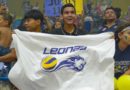 Aficionado del equipo de Las Leones apoyando al equipo con una pancarta