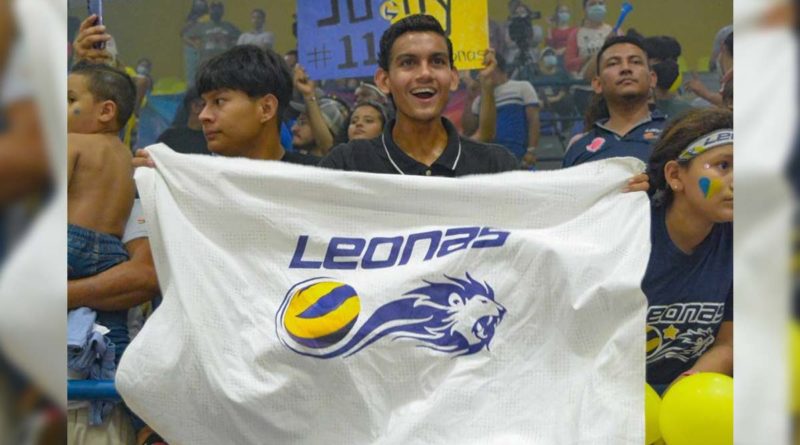 Aficionado del equipo de Las Leones apoyando al equipo con una pancarta