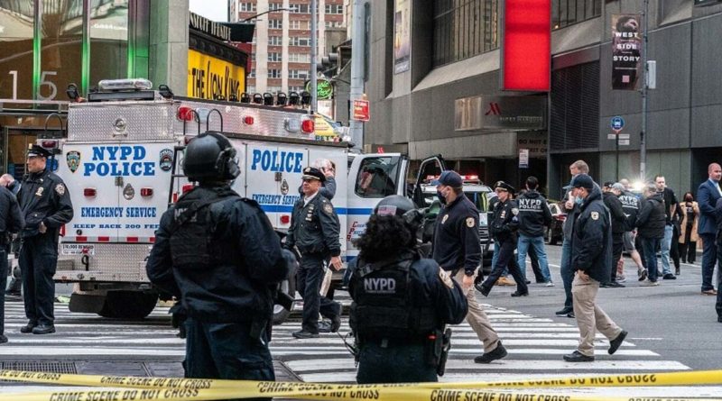 Efectivos policiales de la Ciudad de Nueva York en investigaciones en la estación de metro