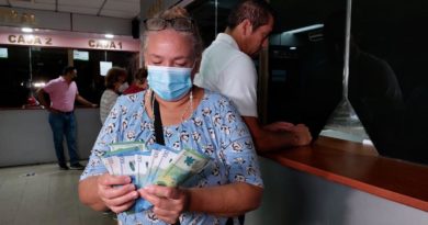 Foto Multinoticias/ Trabajadora del Ministerio de Salud recibiendo su salario