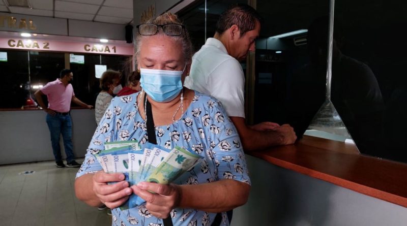 Foto Multinoticias/ Trabajadora del Ministerio de Salud recibiendo su salario