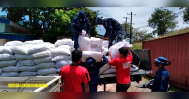 Ejército de Nicaragua realiza descargue de 973 paquetes alimenticios en Bluefields