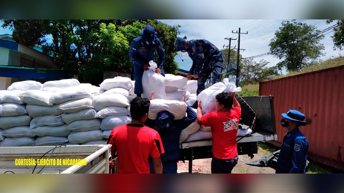 Ejército de Nicaragua realiza descargue de 973 paquetes alimenticios en Bluefields