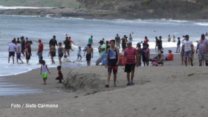 Turistas en Playa Gigante en Tola, Rivas
