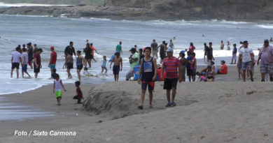 Turistas en Playa Gigante en Tola, Rivas