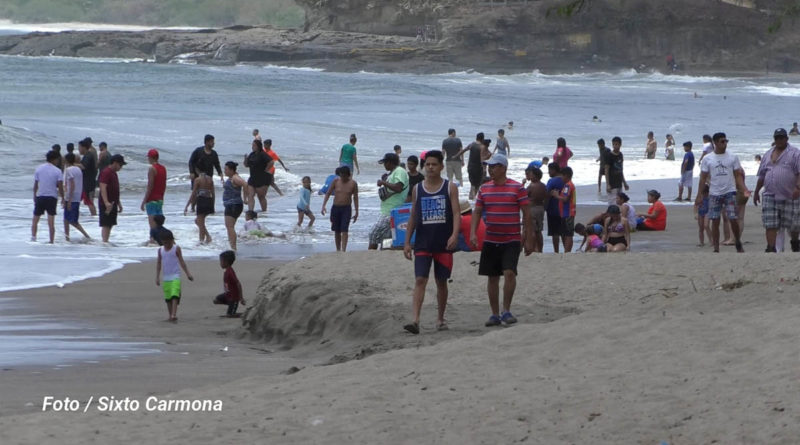 Turistas en Playa Gigante en Tola, Rivas