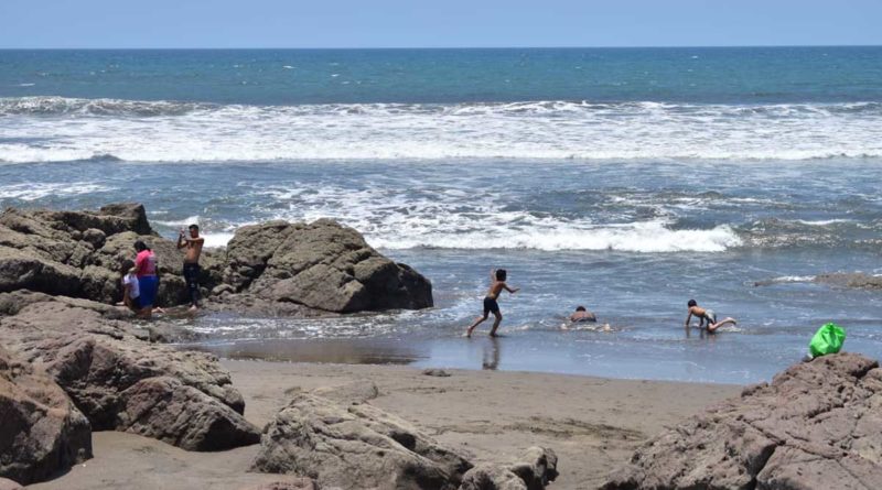 Familias disfrutan de las refrescantes aguas de una de las playas de León