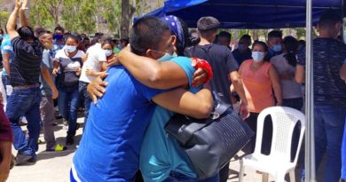 Familiares se abrazan luego de recibir el beneficio de convivencia familiar en Juigalpa