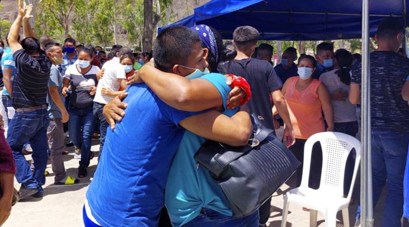 Familiares se abrazan luego de recibir el beneficio de convivencia familiar en Juigalpa