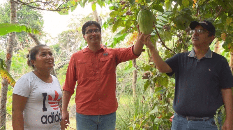 Asesor presidencial Bosco Castillo visitando a familias productores de Nueva Segovia