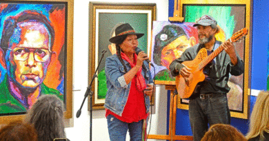 Artistas en la inauguración de la muestra “Rostros de Tomás, retratos y fotografías”, en la Embajada de Nicaragua en Lima, Perú.