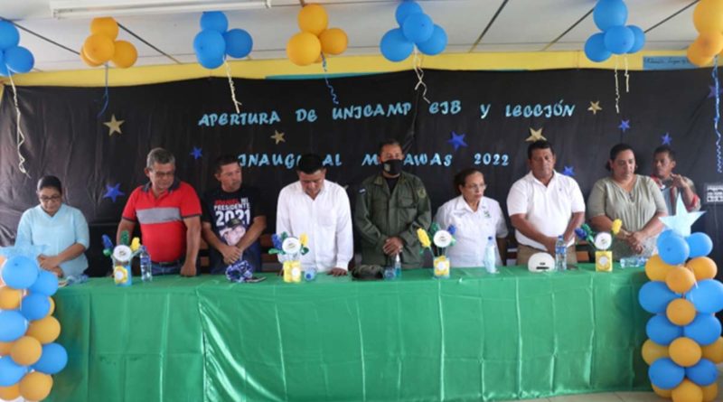 Autoridades Universitarias en el acto de inauguración de la primera universidad en el campo en la costa caribe