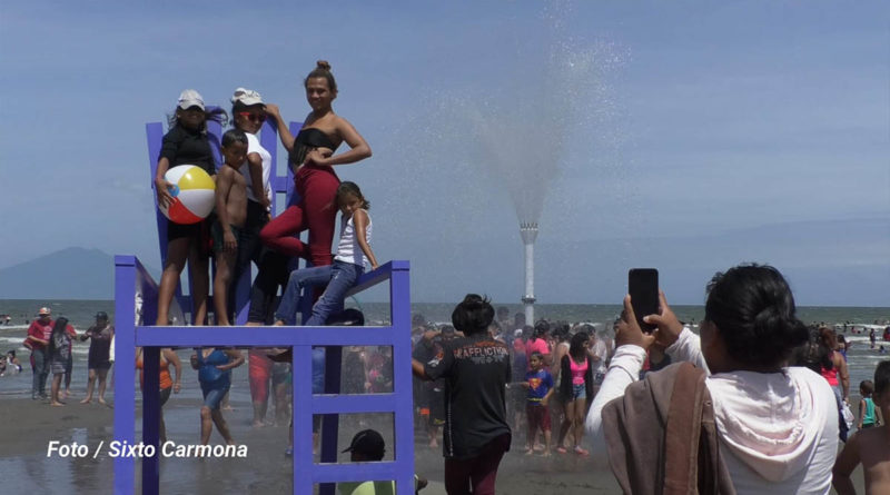 Turistas disfrutan de uno de los nuevos atractivos instalados por el gobierno local