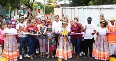 Habitantes de la Colonia Maestro Gabriel en la inauguración del nuevo trecho de calle en compañía de autoridades de la Alcaldía de Managua