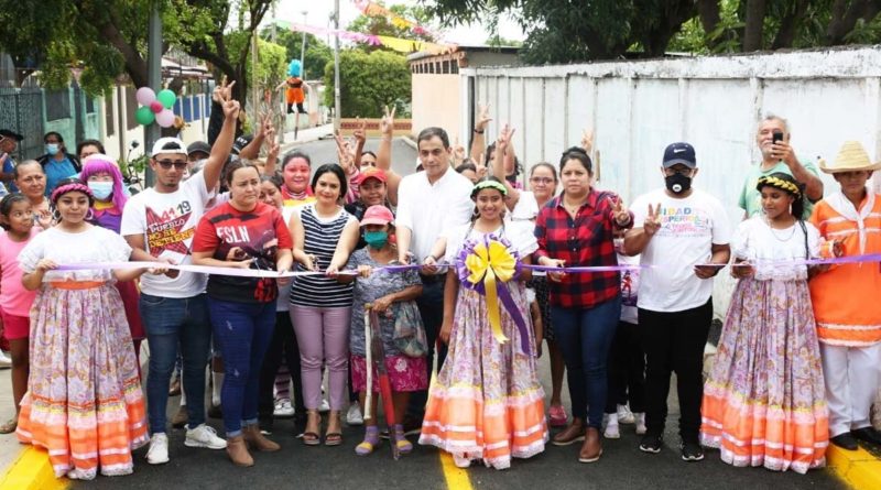 Habitantes de la Colonia Maestro Gabriel en la inauguración del nuevo trecho de calle en compañía de autoridades de la Alcaldía de Managua