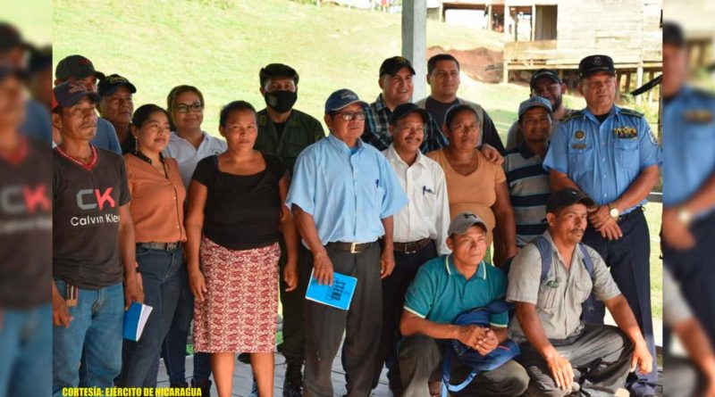 Ejército de Nicaragua en compañía de autoridades comunitarias de la comunidad Sikilta, municipio de Siuna, Región Autónoma de la Costa Caribe Norte y representantes del Gobierno Territorial Indígena Mayangna Sauni Bas