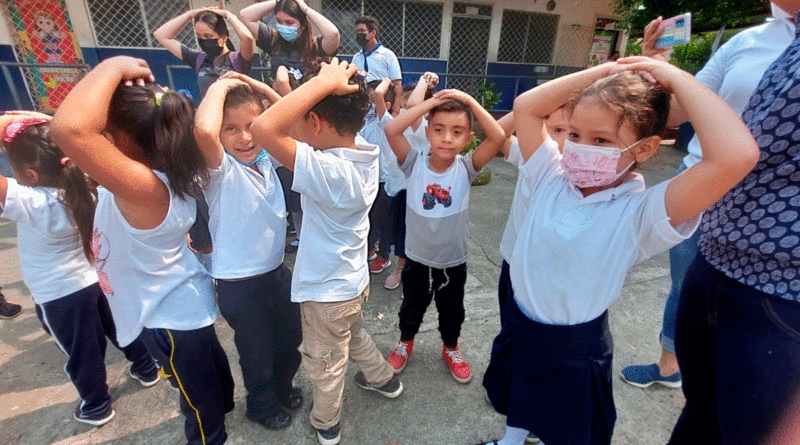 Estudiantes del Colegio 14 de Septiembre de Managua, participando en simulacro ante sismos