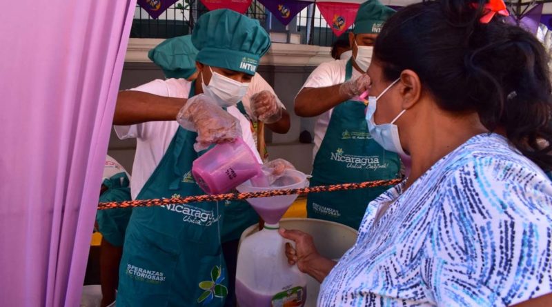 Repartición de Chicha de Maíz 'negrito' a la feligresía católica de la ciudad de León