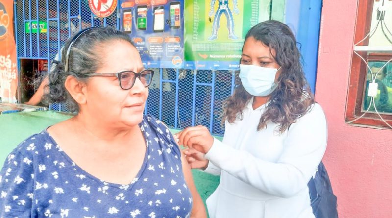 Familias de Anexo Jardines de Veracruz son vacunadas contra la COVID-19
