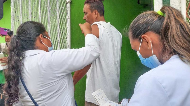 Brigadista del Ministerio de Salud aplica vacuna contra el COVID-19 a un poblador de Ciudad Sandino