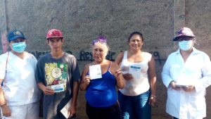 Brigadistas junto a pobladores del barrio La Cruz durante la jornada de vacunación contra el COVID-19