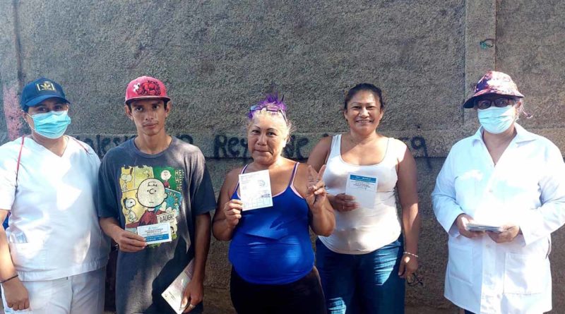 Brigadistas junto a pobladores del barrio La Cruz durante la jornada de vacunación contra el COVID-19