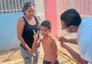 Enfermero del Ministerio de Salud de Nicaragua (MINSA), vacunando a un niño en el barrio Villa Roma en Managua.