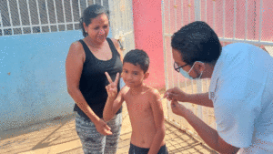 Enfermero del Ministerio de Salud de Nicaragua (MINSA), vacunando a un niño en el barrio Villa Roma en Managua.