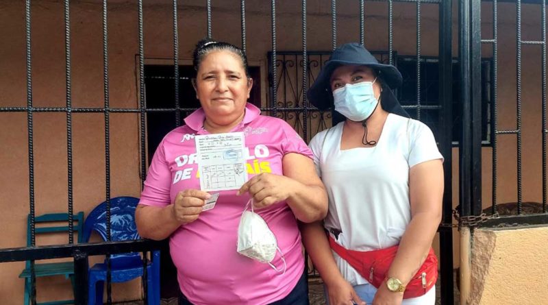 Pobladora del barrio Julio Buitrago tras aplicarse una de las vacunas contra el COVID-19