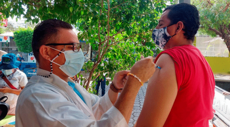 Médico del Ministerio de Salud de Nicaragua (MINSA), aplicando vacuna contra la COVID-19 a ciudadano en el barrio Waspan Sur de Managua
