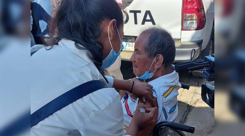 Brigadista del Ministerio de Salud aplica vacuna contra el COVID-19 a poblador del barrio Pantasma en Managua