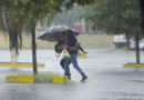 Personas corriendo bajo la lluvia en Managua