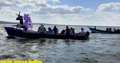 Fuerza Naval durante el recorrido del viacrucis acuático en el Lago Xolotlán