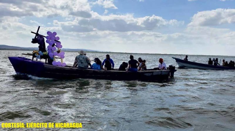 Fuerza Naval durante el recorrido del viacrucis acuático en el Lago Xolotlán