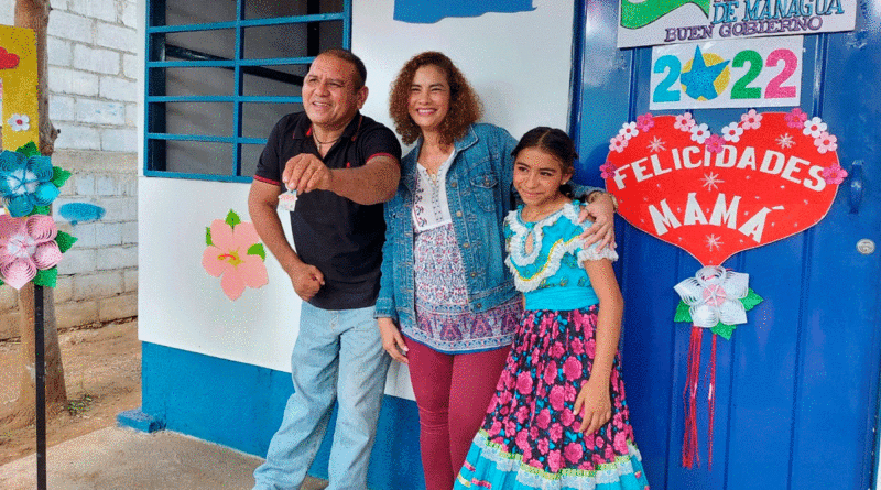 Alcaldesa de Managua, Reyna Rueda, entregando las llaves de su nueva vivienda a don Alcides Cuadra.