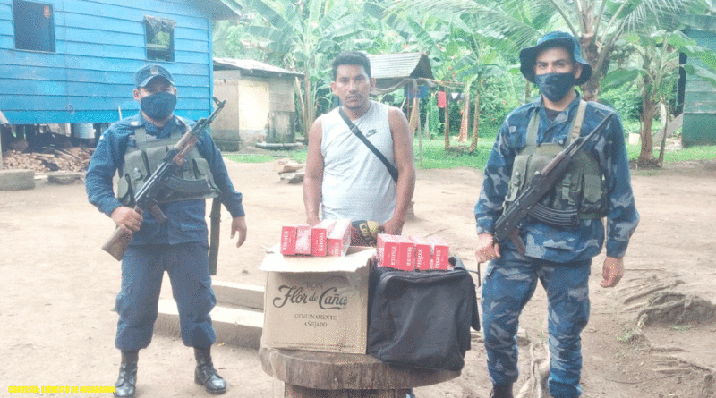 Efectivos de del Fuerza Naval del Ejército de Nicaragua custodiando a ciudadano retenido por tráfico ilegal de cigarrillos
