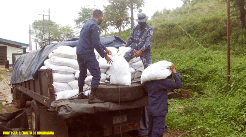 Efectivos de la Fuerza Naval de Nicaragua descargando 973 paquetes alimenticios, en la bodega del Instituto Nacional Tecnológico (INATEC) del municipio de Bluefields.