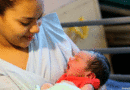 Madre nicaragüense con su bebé en brazos