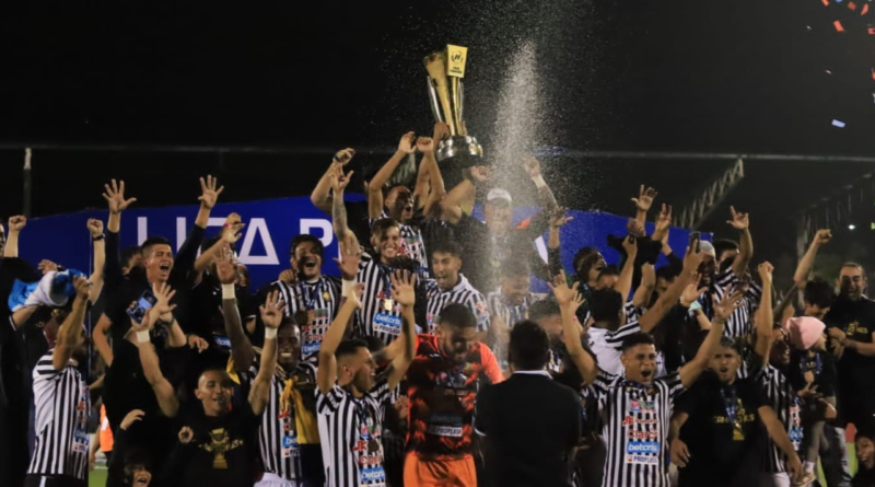 Cacique Diriangèn celebrando el título del Torneo Clausura