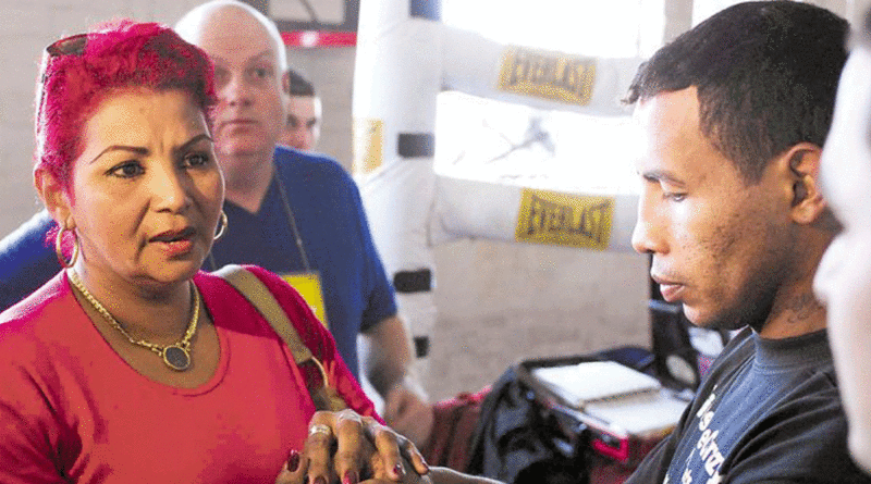 Campeón mundial Ricardo Mayorga junto a su mamá, doña Miriam Pérez Cuadra