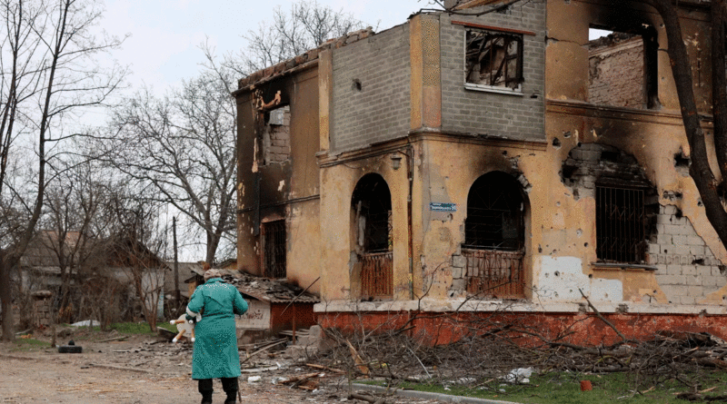 Una mujer camina por la calle Pashkovsky en Mariupol.