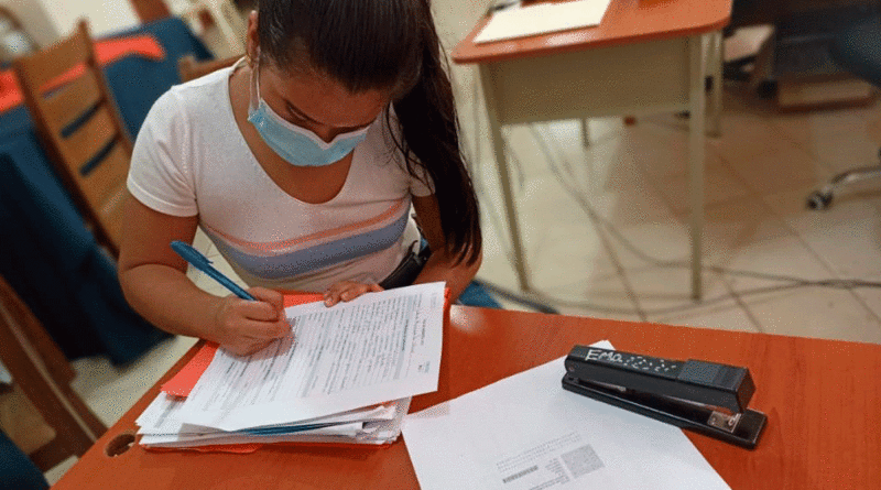 Joven juigalpina llenando el formato de matrícula en la Escuela Municipal de Oficios.