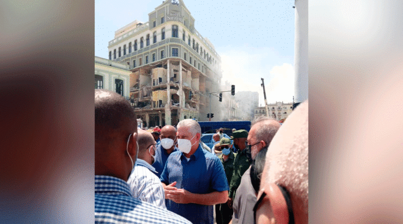Presidente de Cuba, Miguel Díaz-Canel haciendo presencia en el Hotel Saratoga de La Habana, luego de la explosión.