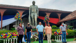 Familias de León rindiendo homenaje al héroe nacional Rigoberto López Pérez.